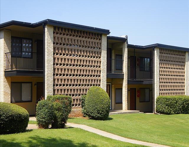 Woodland Hills Apartments Image 2