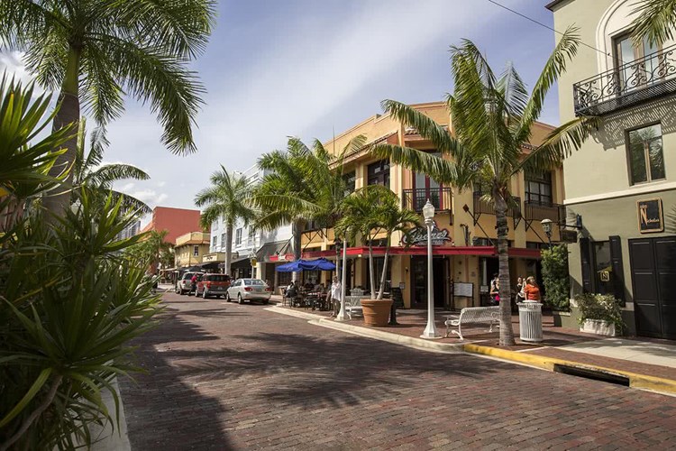 Lexington Palms is located near downtown Fort Myers, which offers plenty of dining and shopping options.