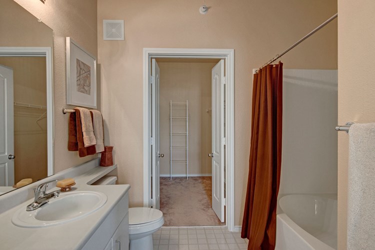 Stoneleigh Bathroom with Walk in Closet