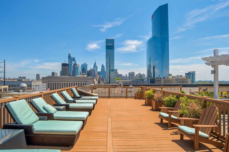 Spacious rooftop deck with sunbathing chairs 