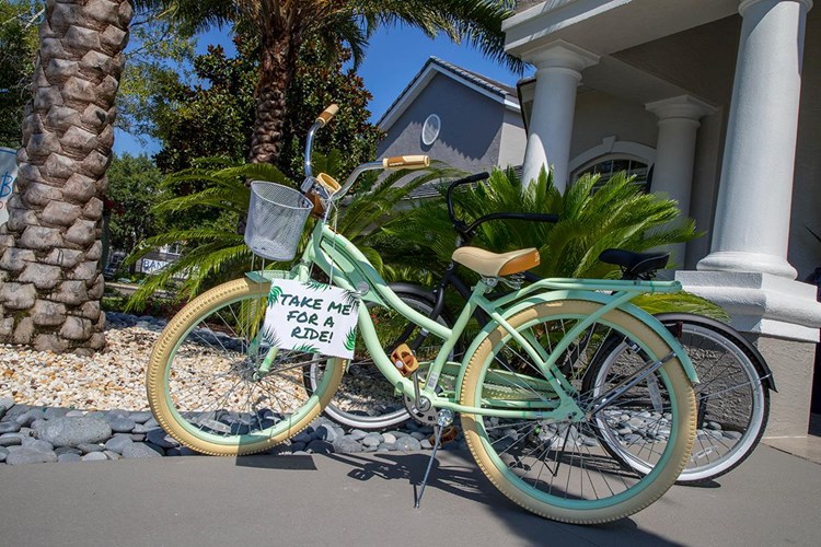 We offer complimentary bicycle rentals to our residents. Stop by the leasing office to sign one out!