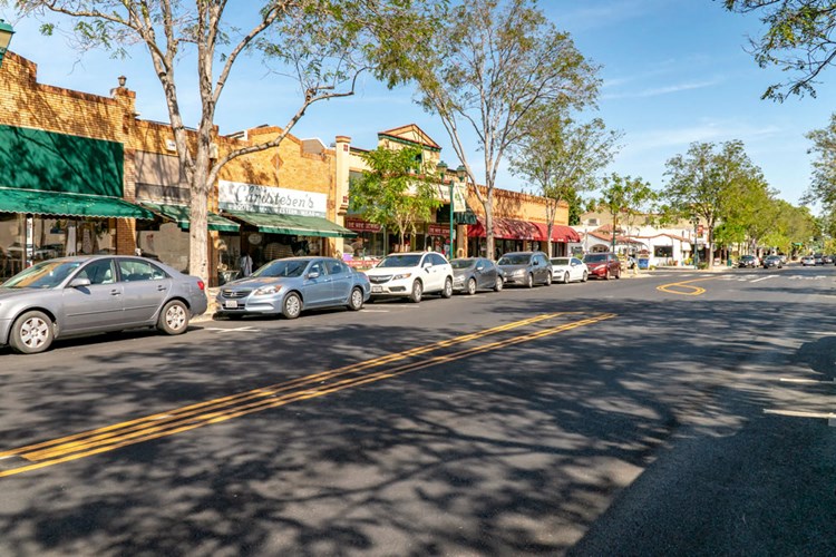 Street view of downtown Pleasanton, CA