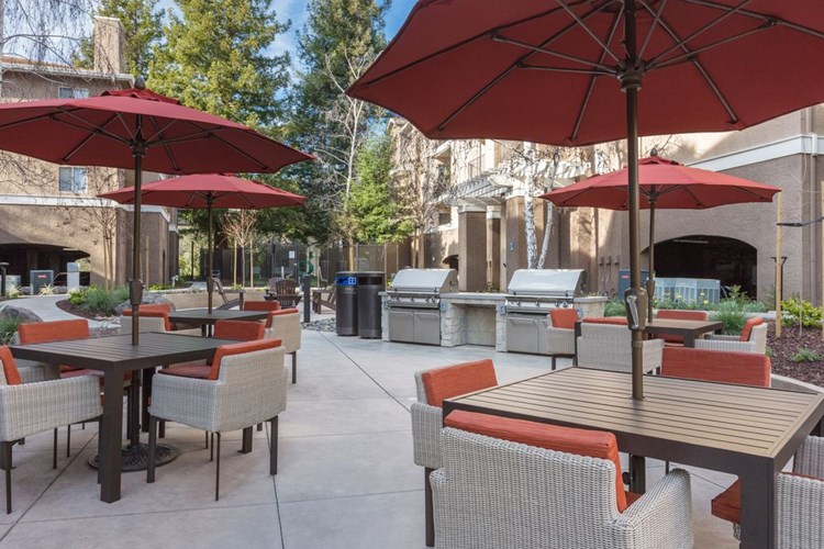 Ridge II Outdoor Seating Area and Barbecue Grills