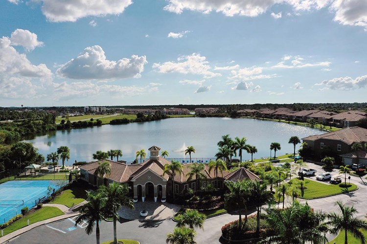 When you choose to live at the Lakes of Tuscana, you can enjoy beautiful lakeside living in Port Charlotte.
