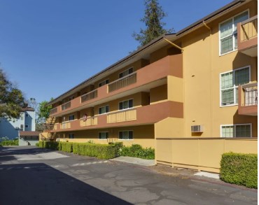 Redwood Plaza Apartments Image 3