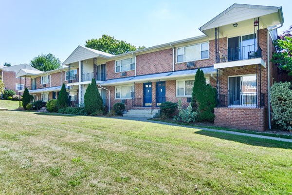 Rolling Gardens Apartment Homes Image 1