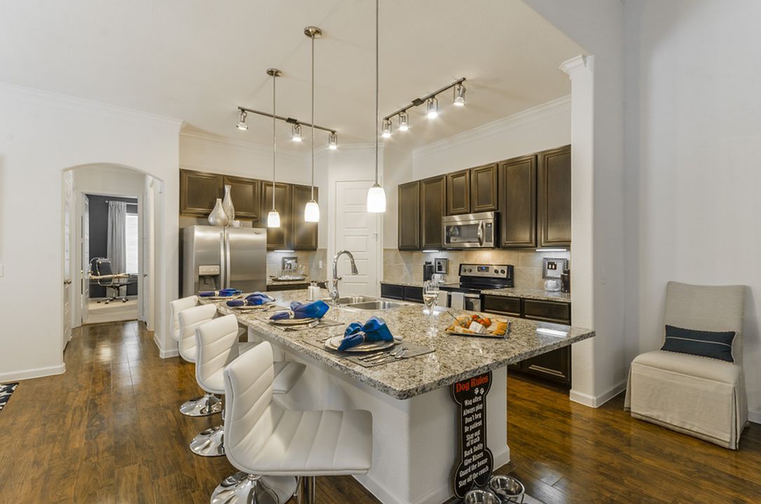 Berkshire Lakeway  Image 14