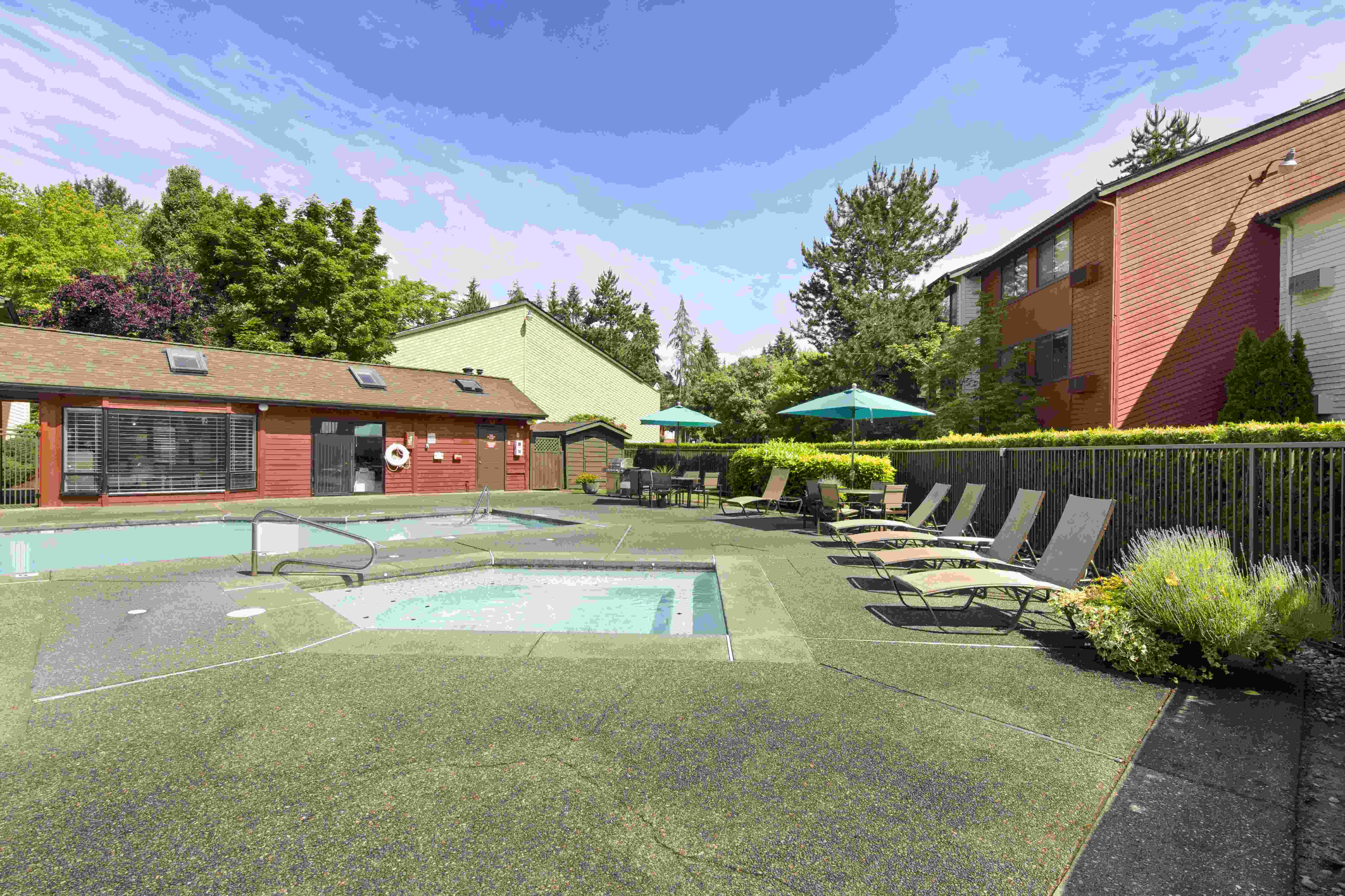 Yarrowood Highlands pool and sitting area