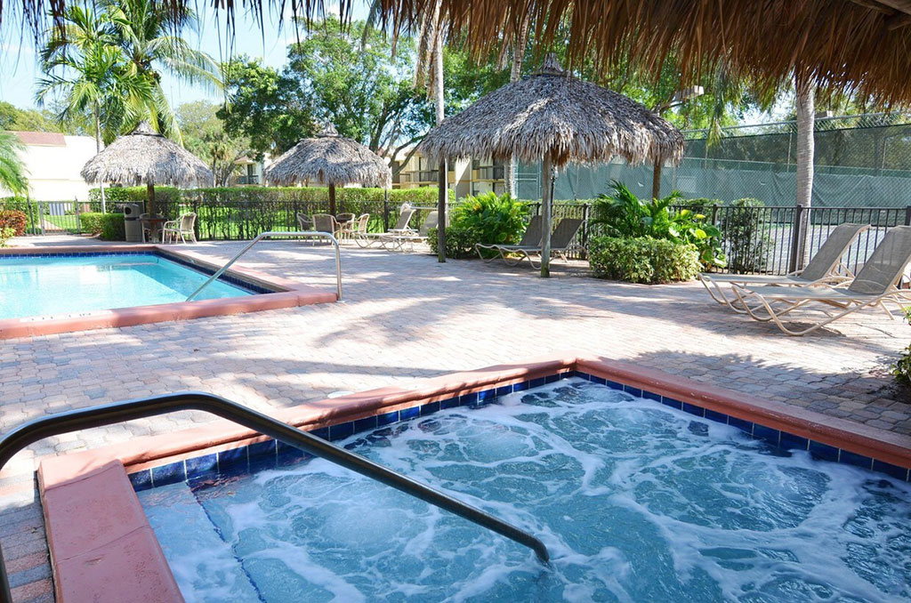 Jacaranda Club Apartments Image 2