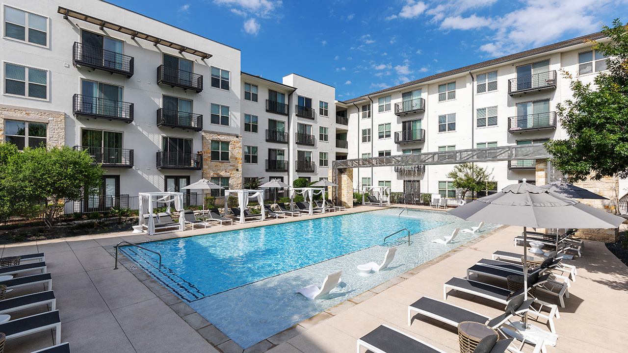 Griffis at the Domain Image 1