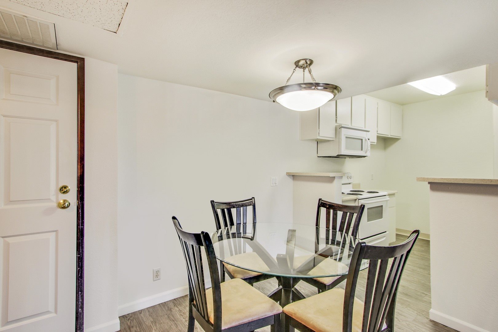 Zelzah Court Apartments Image 18