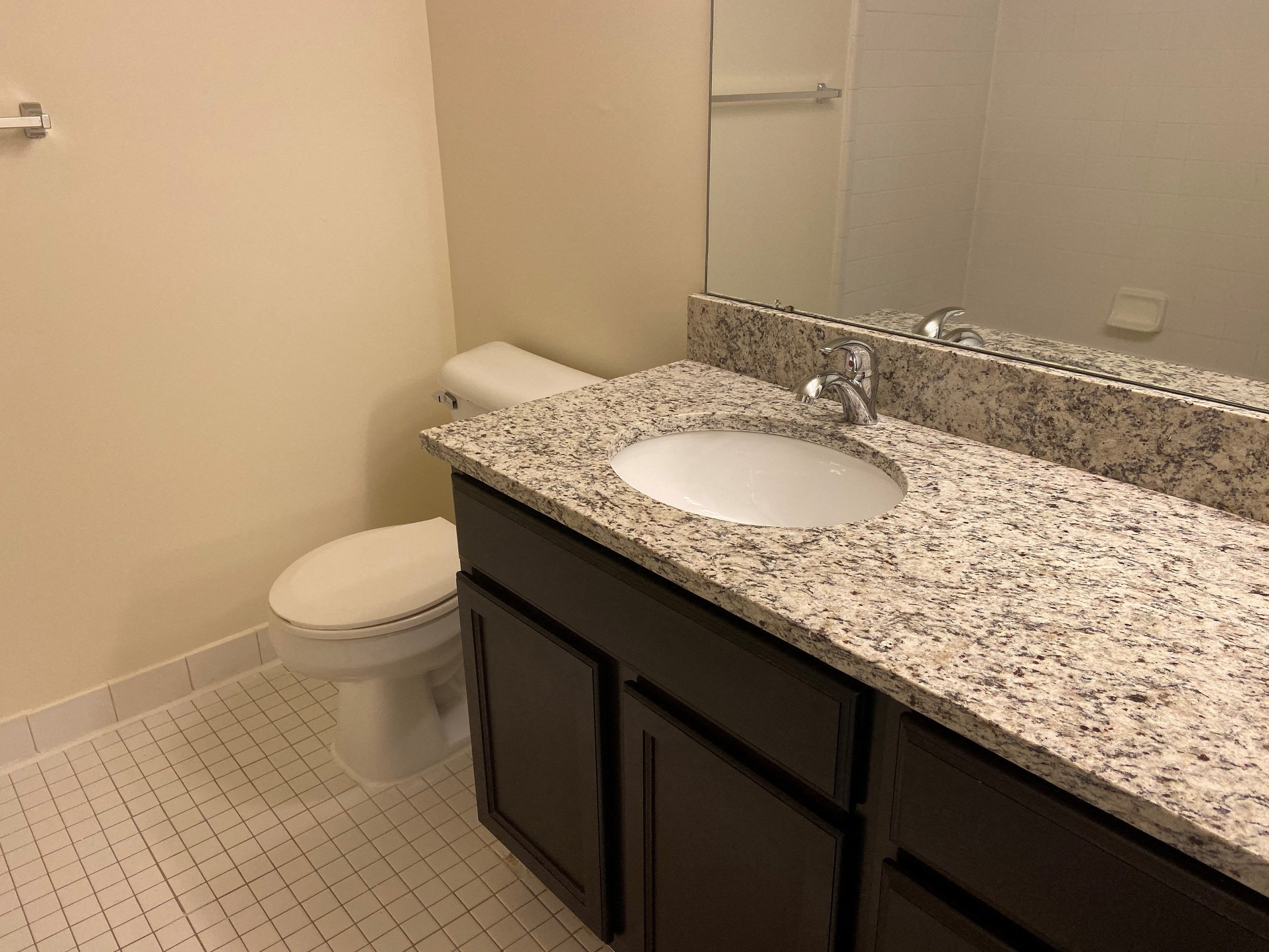 Lakeside Village Apartments Image 21