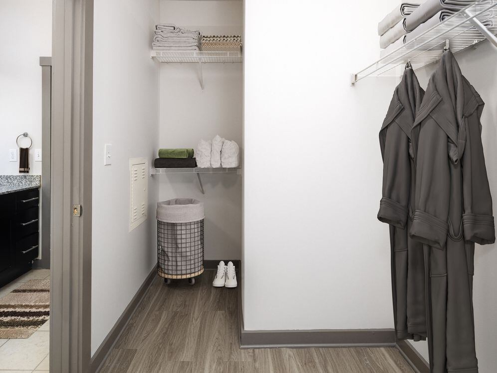 Classic Package II Walk-in closet