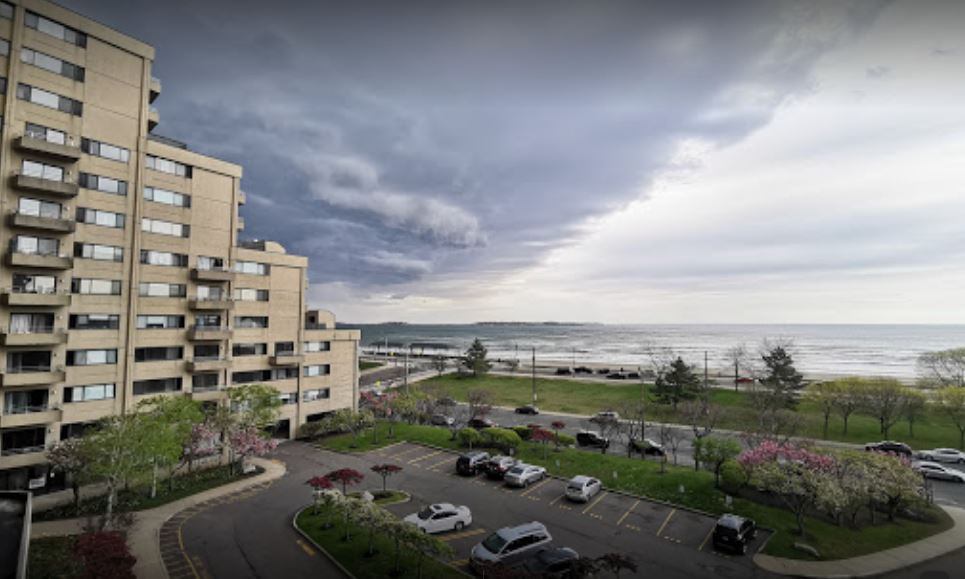 Water's Edge Towers Image 13