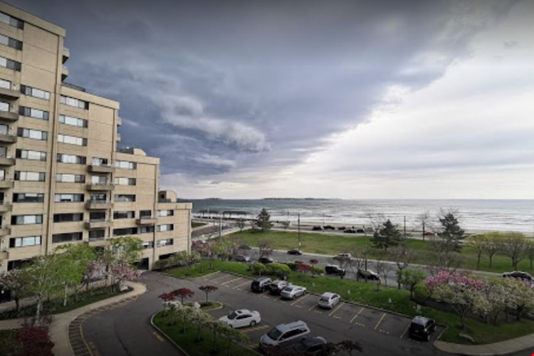 Water's Edge Towers Image 13