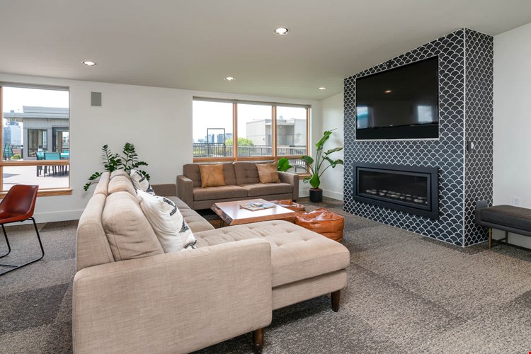 Chloe on Union Image 29