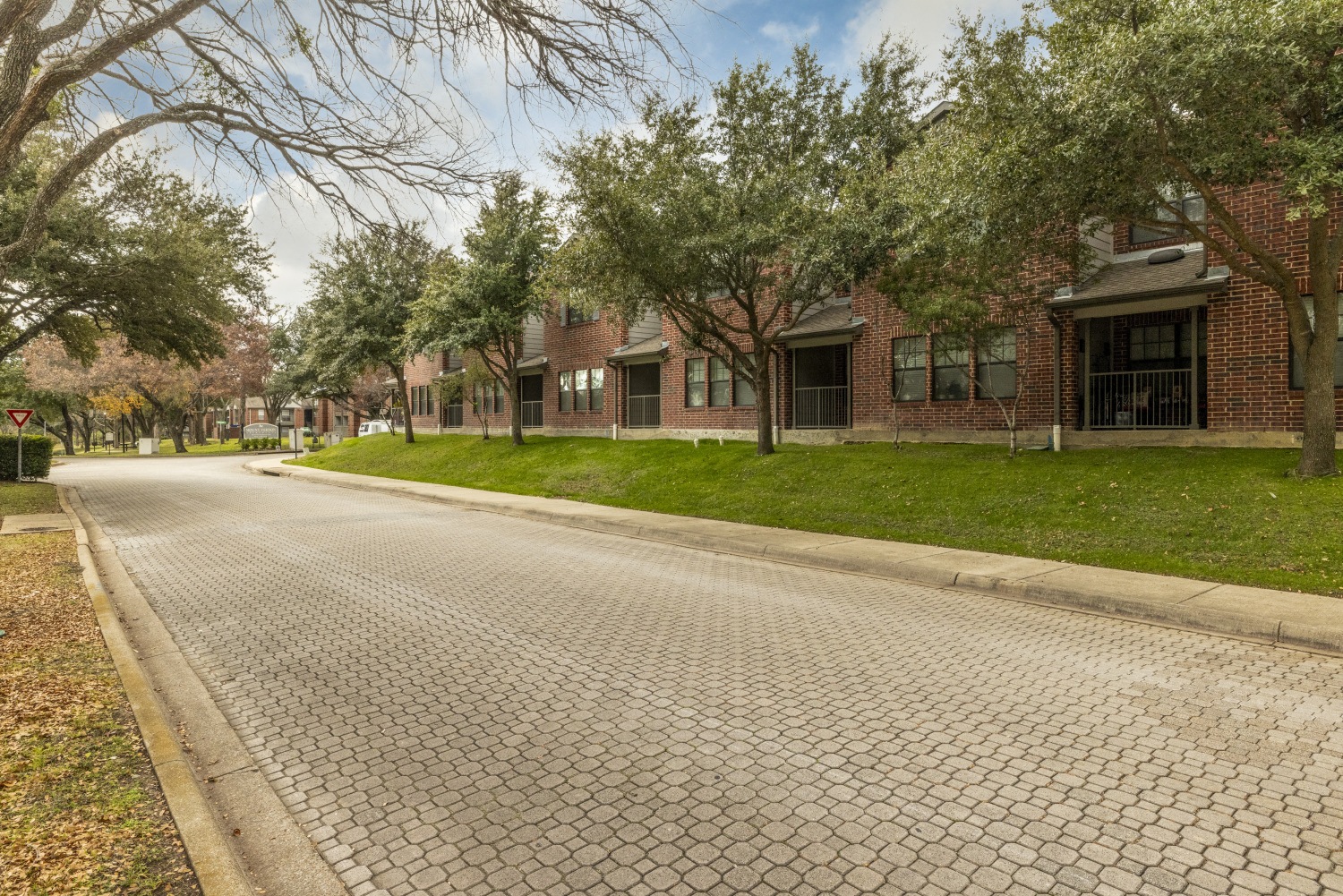 Mount Vernon Apartments | Desoto TX | Townhomes with Garage