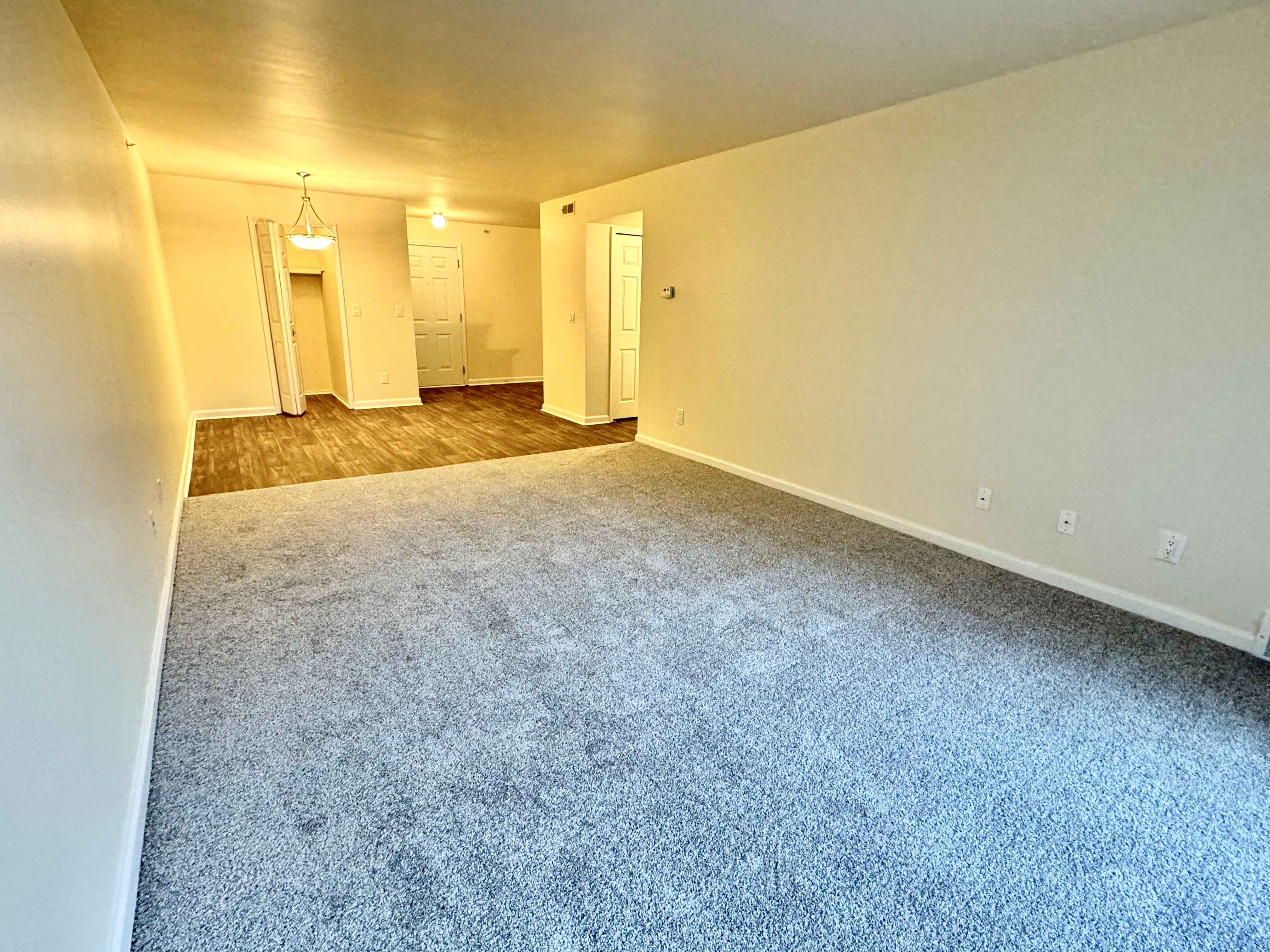 Lakeside Village Apartments Image 43