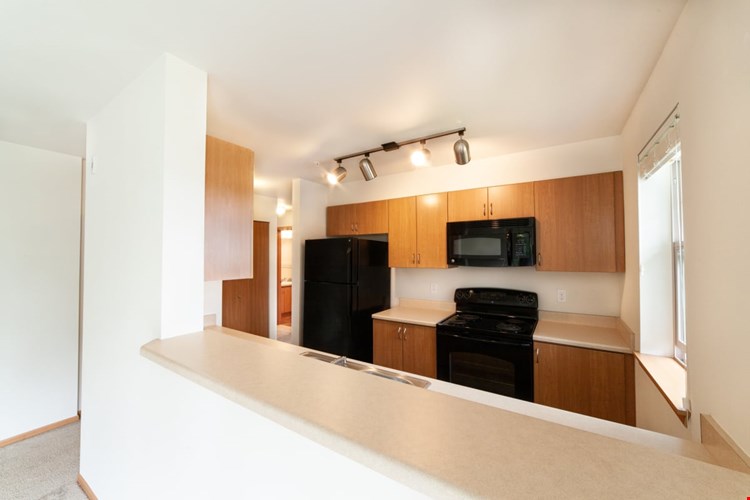 Four Lakes Apartments Image 6