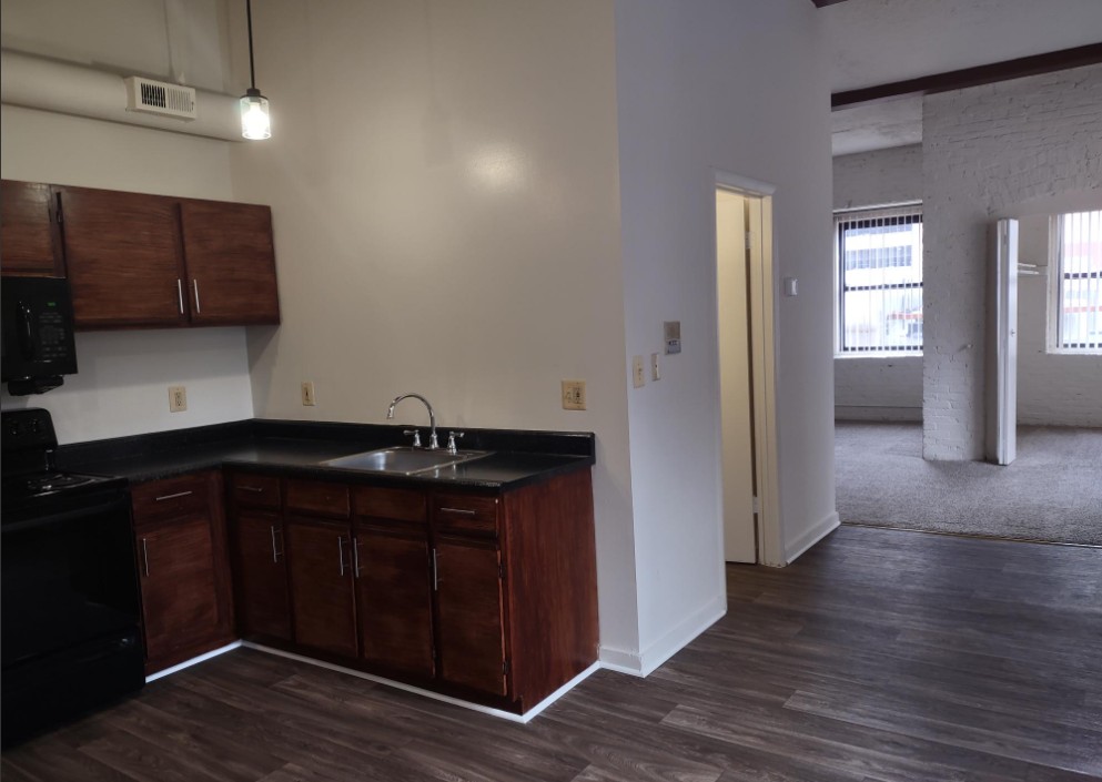 Marlboro Classic Apt & Redwood Square Image 43