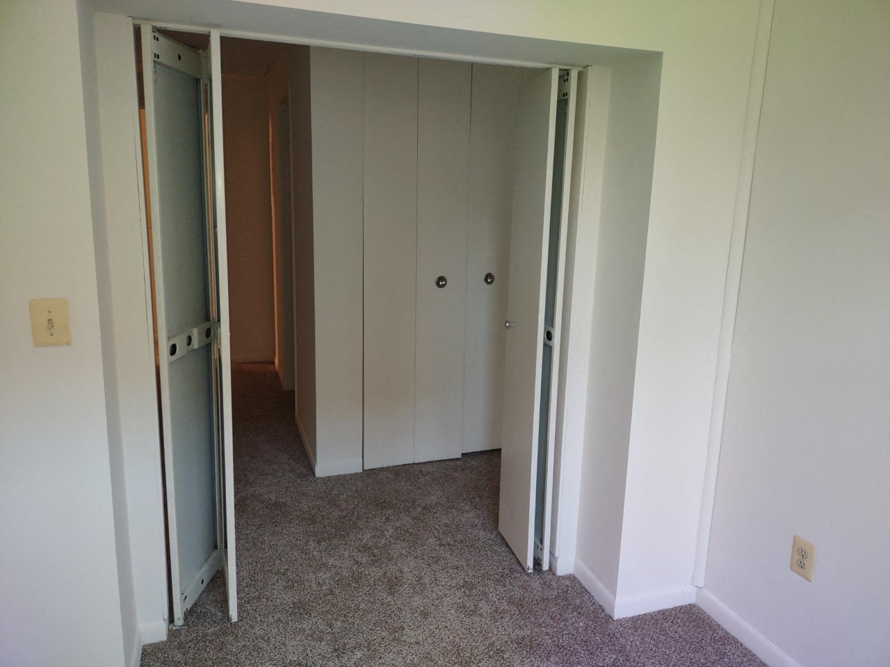 Marlboro Classic Apt & Redwood Square Image 97