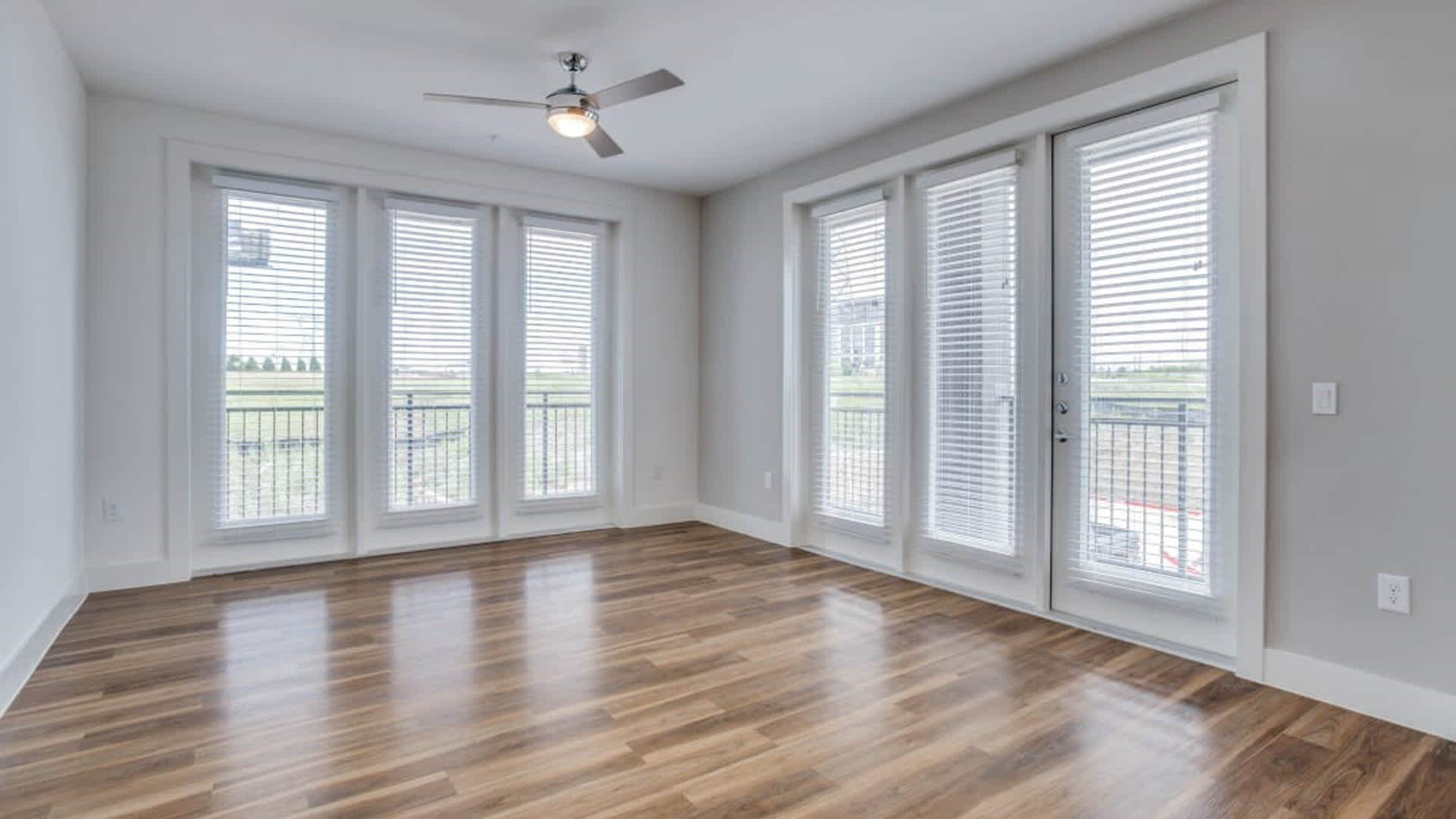 Olivian at the Realm Image 40