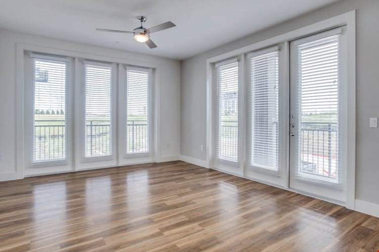 Olivian at the Realm Image 40