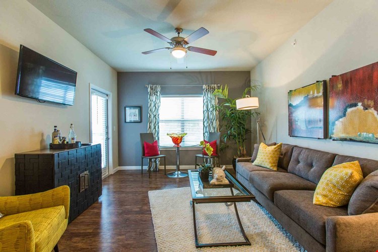 Platinum Shavano Oaks Apartments Image 6