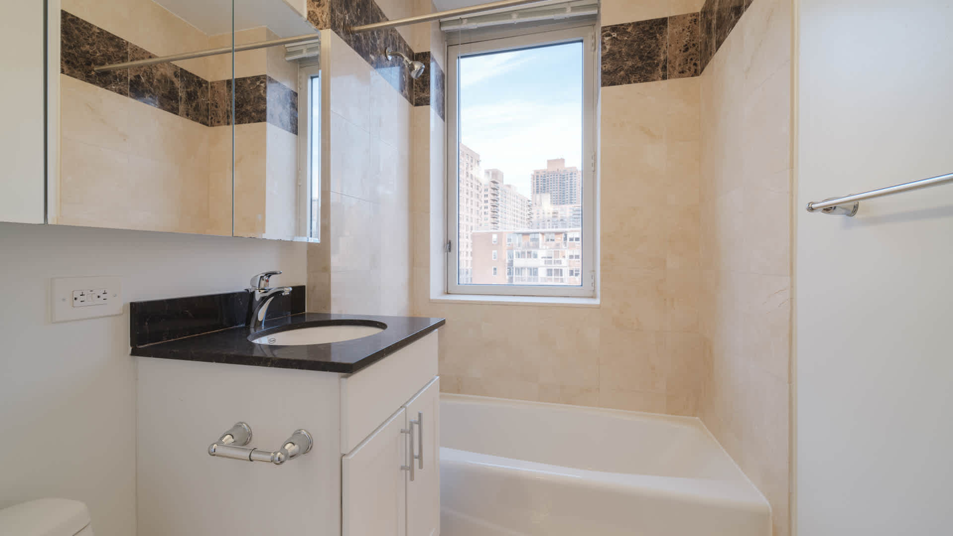 140 Riverside Boulevard Image 17