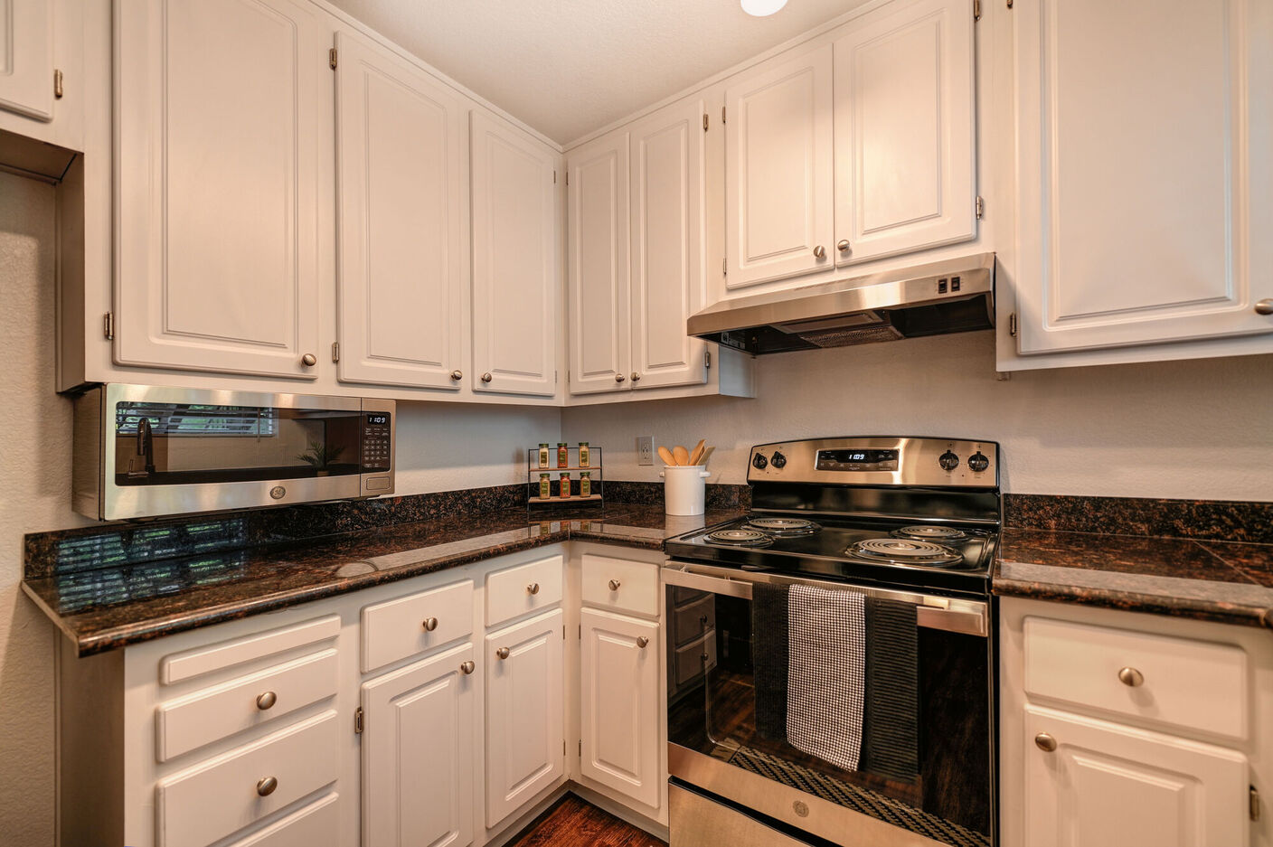 Harbor Oaks Luxury Apartments Image 13