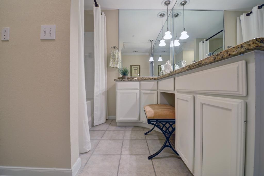 The Left Bank River Oaks Image 14