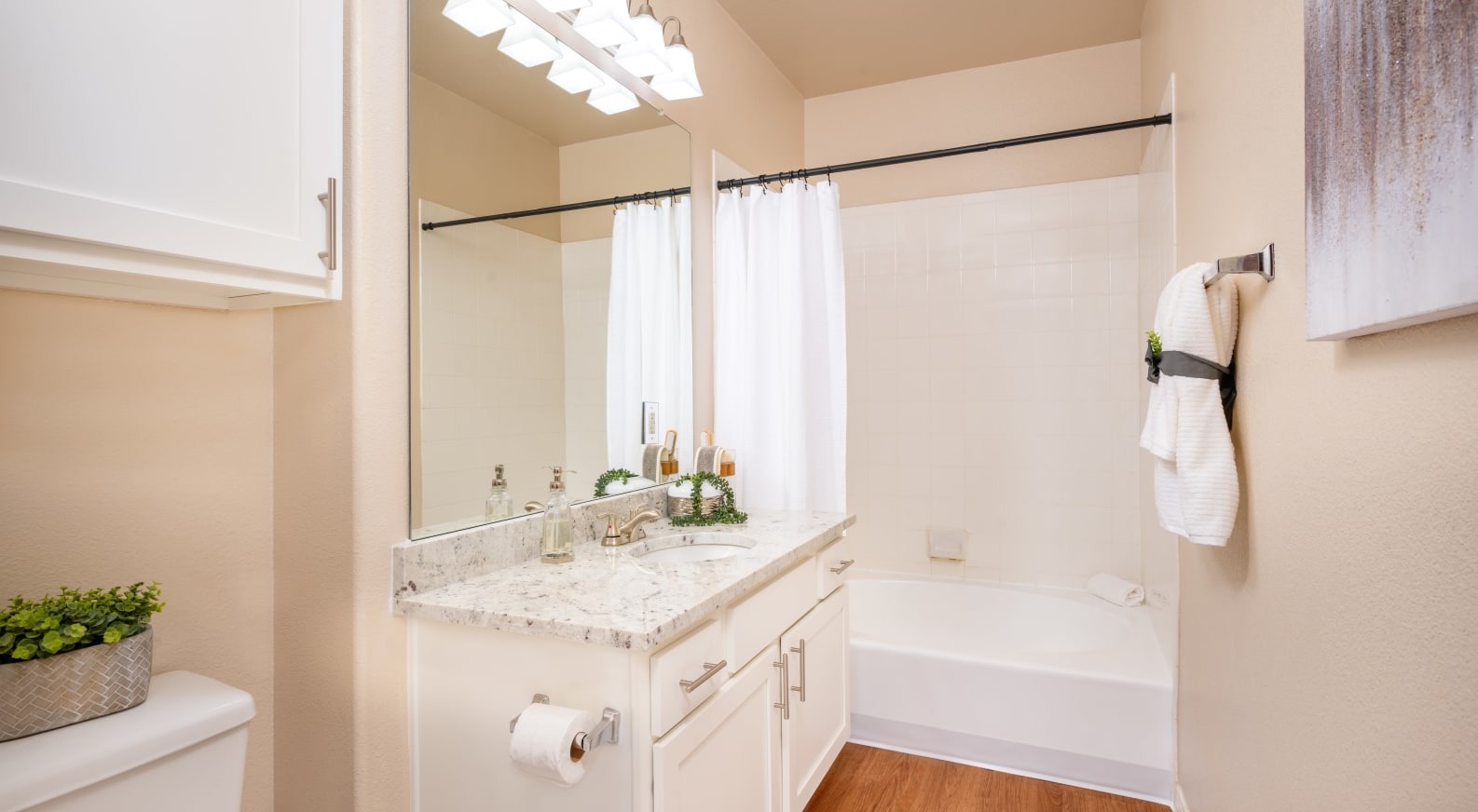 Villas On Hampton Avenue Image 22