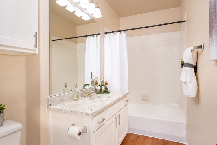 Villas On Hampton Avenue Image 22