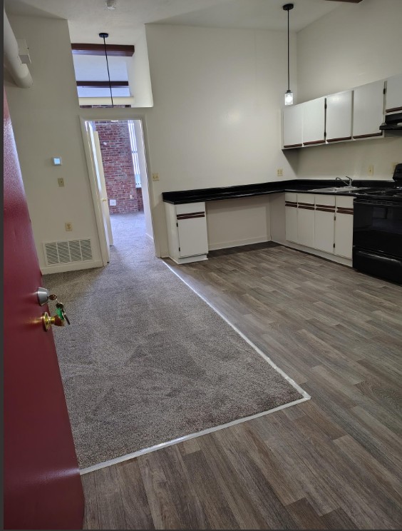 Marlboro Classic Apt & Redwood Square Image 10