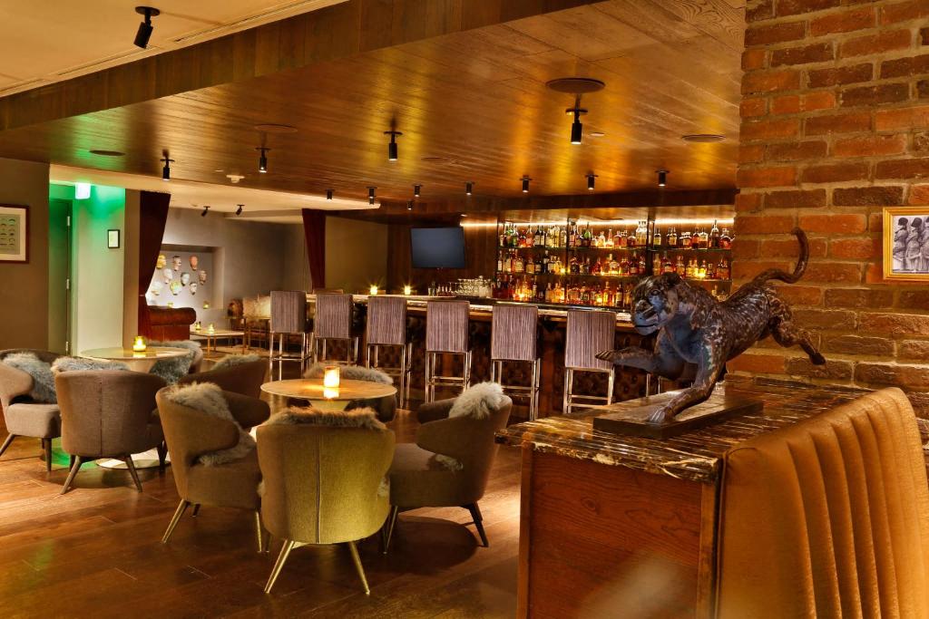 Bourbon &amp; Banter, underground speakeasy bar at The Statler