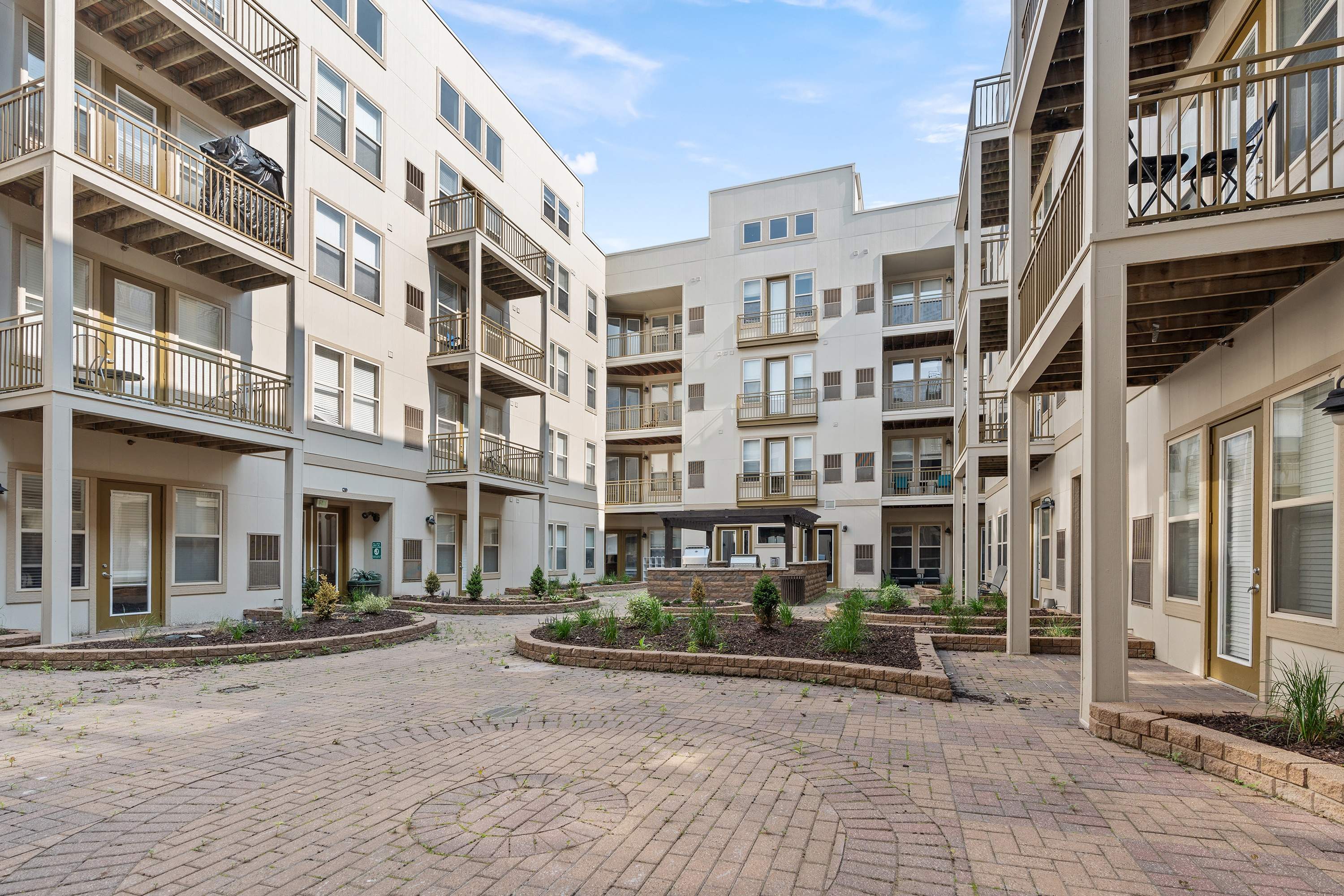 Uptown Lake Apartments Image 31