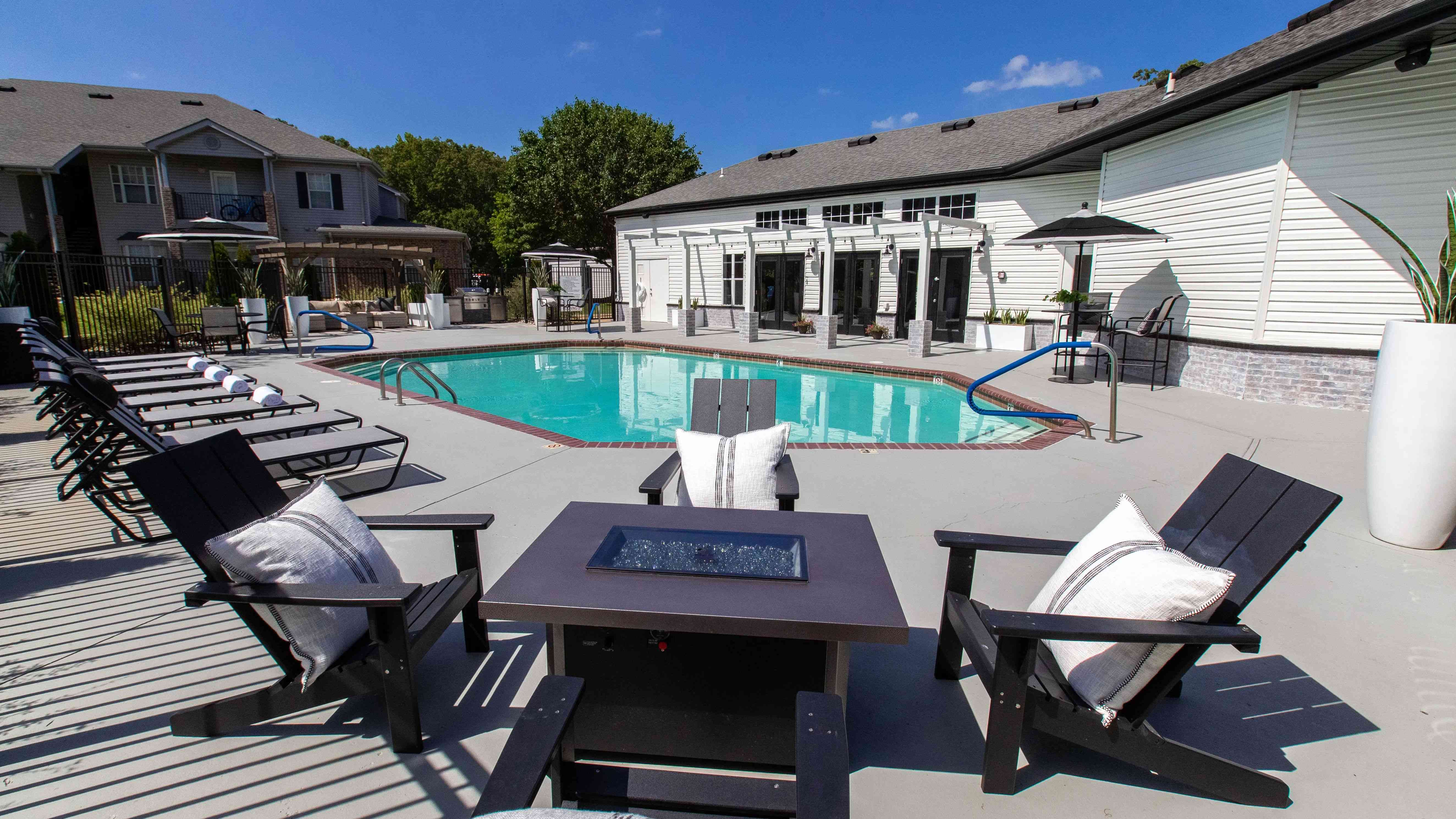 Experience our expansive sundeck with an ambiance designed for luxe living – enjoy our plentiful poolside amenities from fire pit to outdoor kitchen. Greystone Woods is the premiere apartment community to offer up the best of living in Arkansas! 