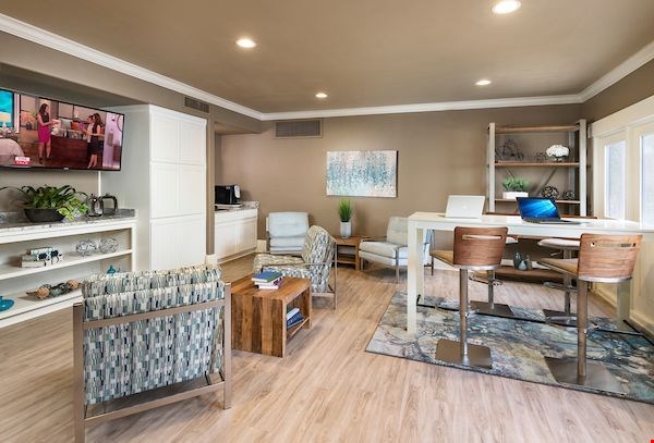 Villas On Hampton Avenue Image 4