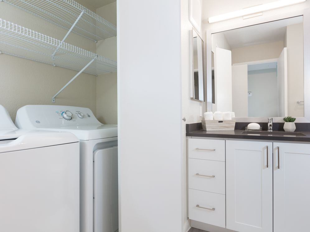 Modern Collection Apartment With Washer Dryer