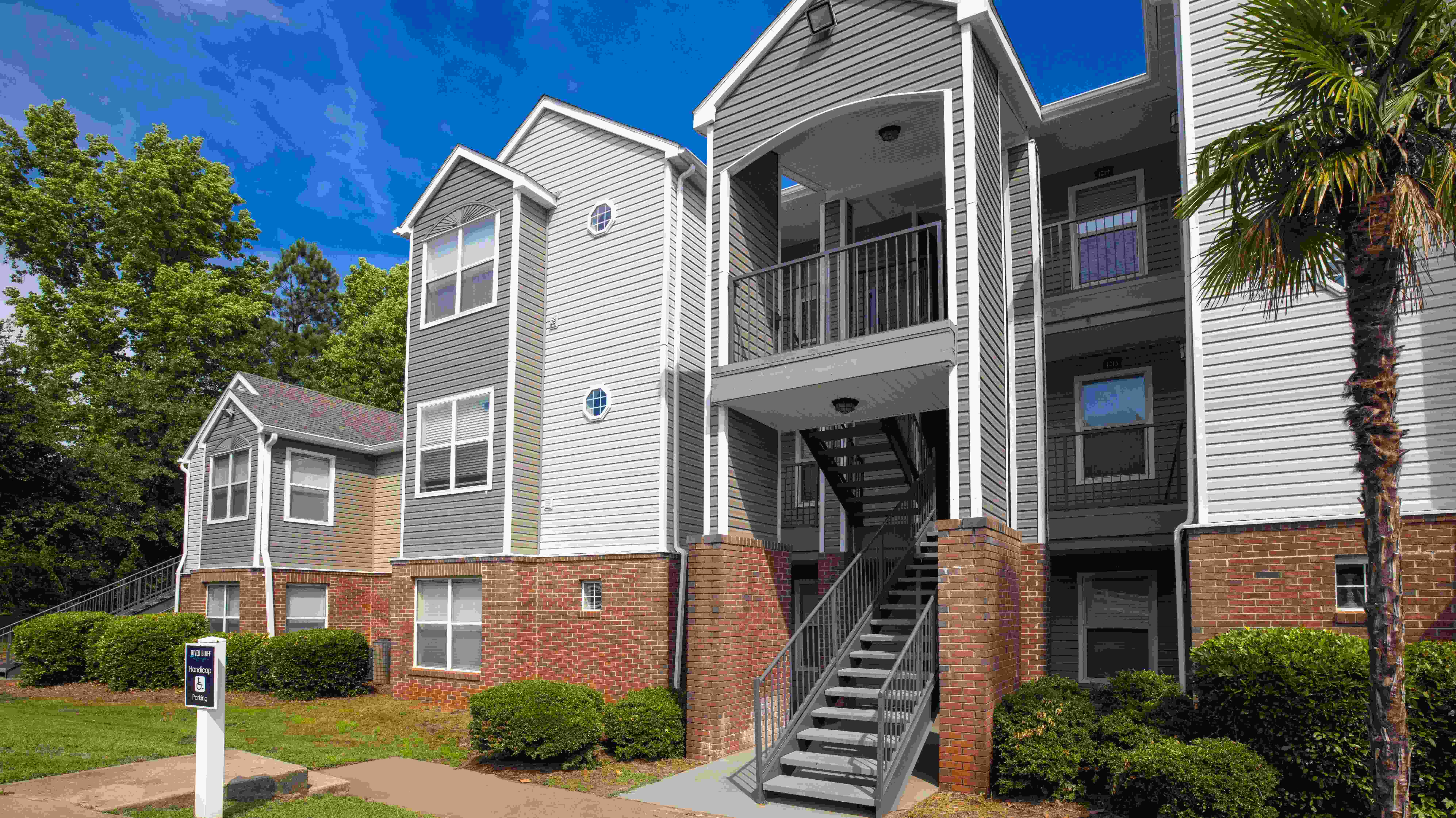 Enjoy our freshly painted buildings and lush landscaping that complements the community's beauty. 