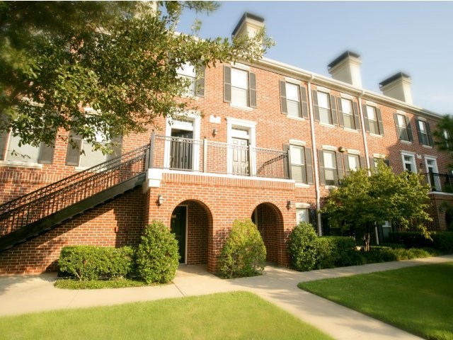 Northbridge 1 and 2-bedroom townhomes w/ garages!