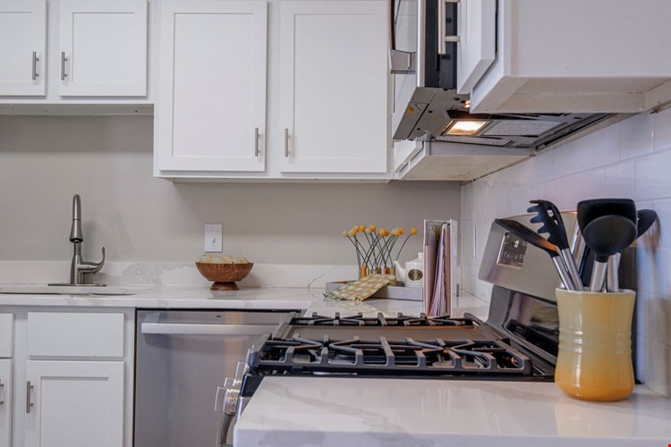 Heathermoor and Bedford Commons Apartments Image 2