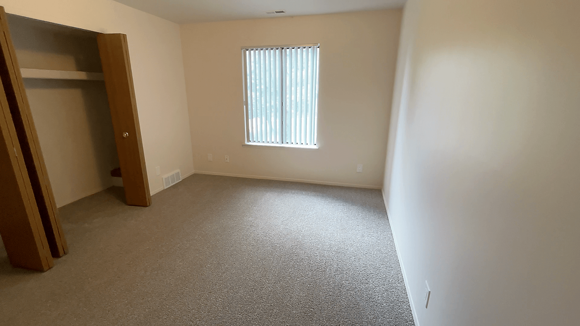 Lakeside Village Apartments Image 7