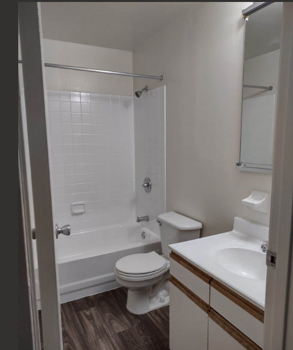 Marlboro Classic Apt & Redwood Square Image 66
