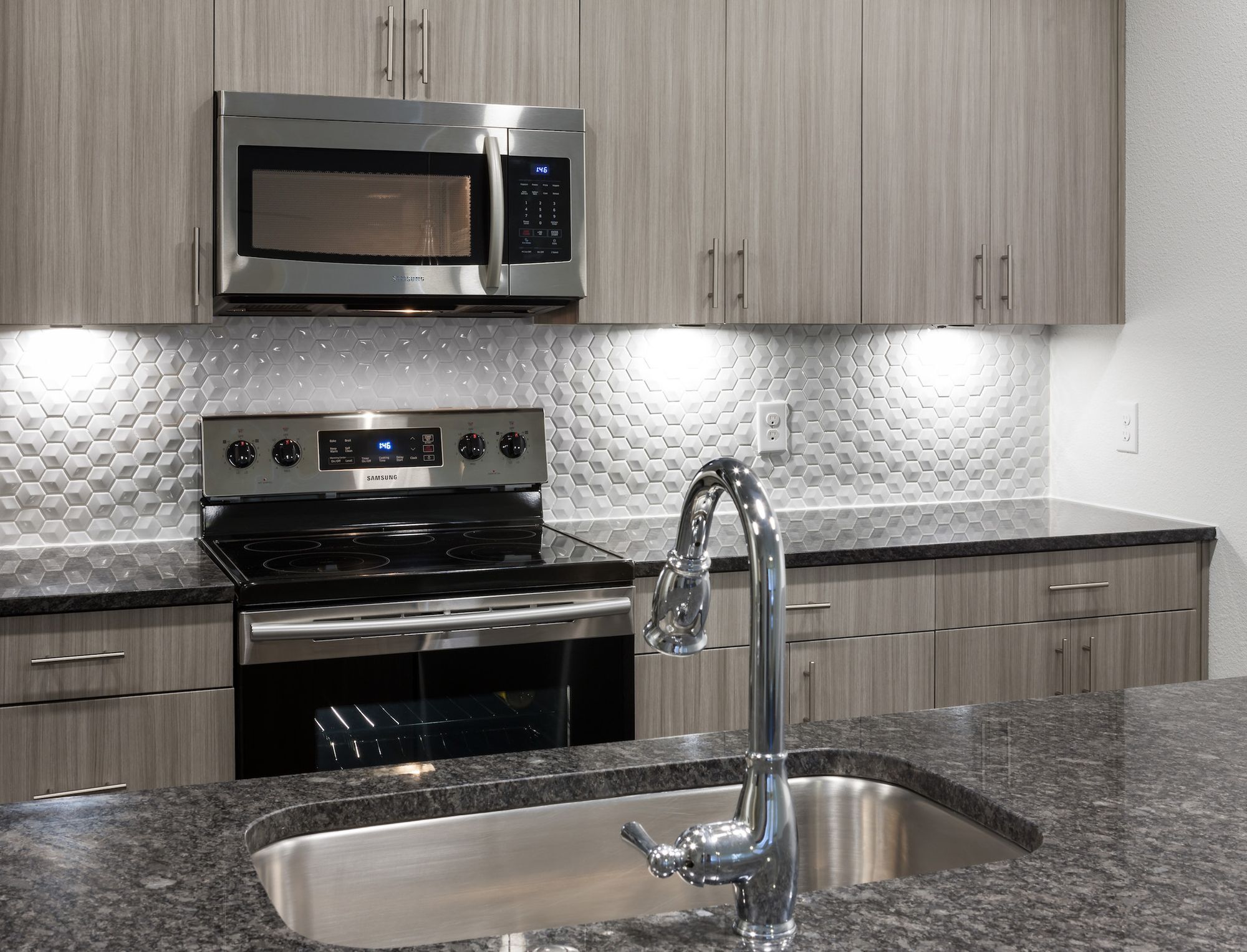 Axiom HUB 121 Image 30