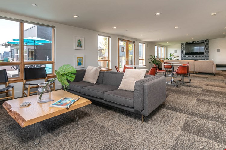 Chloe on Union Image 28