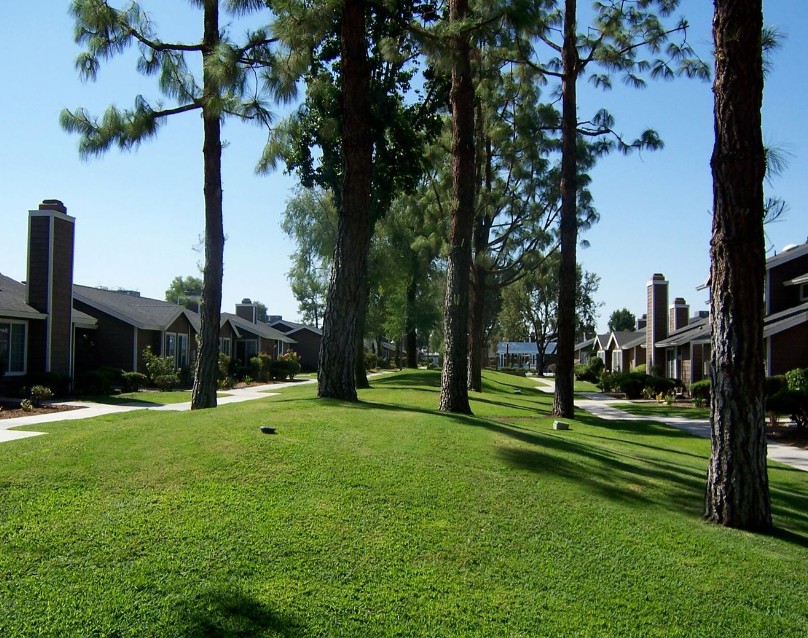 Laurelglen Condominiums Image 3