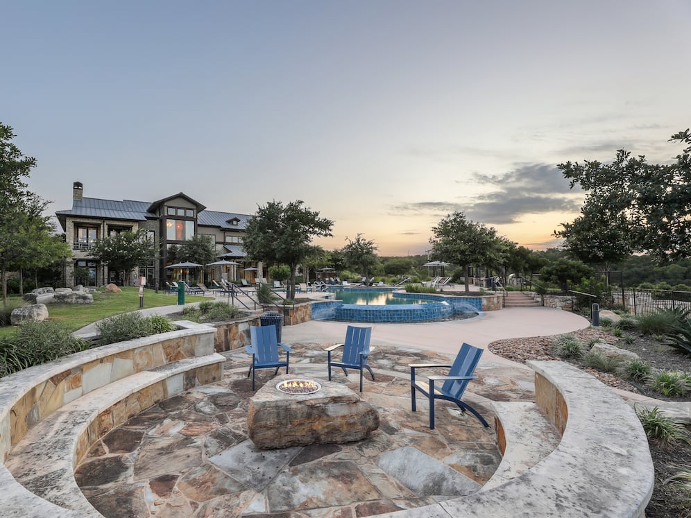 Outdoor fire pit