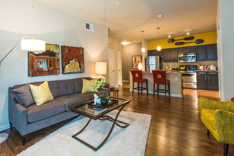 Platinum Shavano Oaks Apartments Image 2