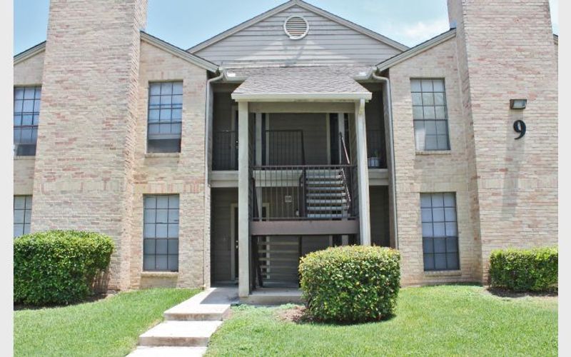 Towering Oaks Image 3